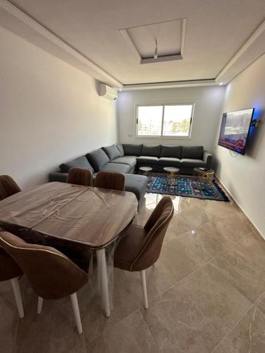 得土安Wilaya Sunset Luxe, Private Jacuzzi & Hamam, Tetuan的客厅配有沙发和桌椅