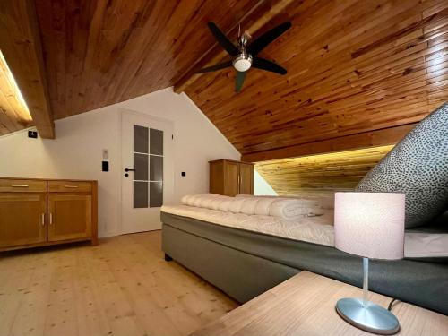WinterspeltBlockhaus Ourtal的一间卧室配有一张床和吊扇