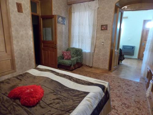 西格纳吉Guest House Wine的一间卧室配有一张大床和一把椅子