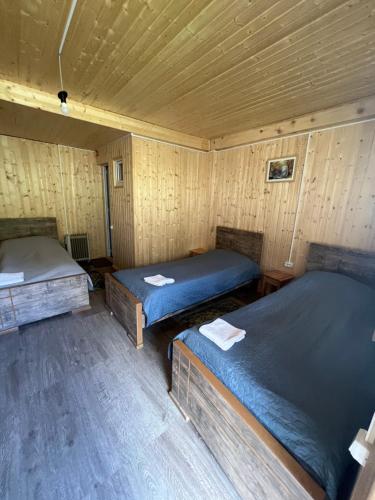 乌树故里Guesthouse Ivas的小木屋内带三张床的客房