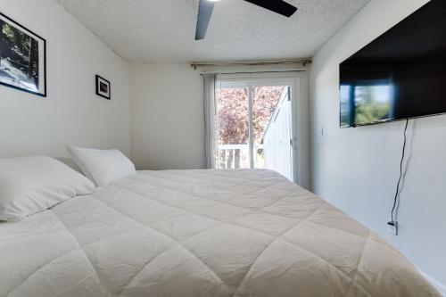 尤金Retreat near UO, Autzen Stadium, Amazon Park (# 1)的卧室设有一张白色大床和一扇窗户。