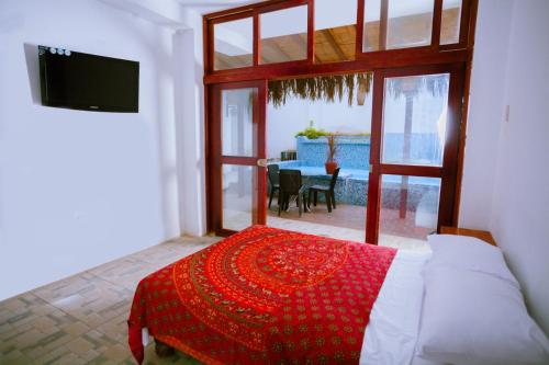 Hotel Mar Azul Mancora客房内的一张或多张床位