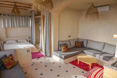 塔姆拉赫特乌兹达尔SurfAppart Morocco的客厅配有沙发和1张床
