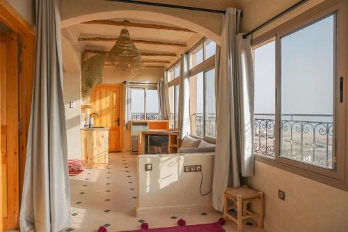 塔姆拉赫特乌兹达尔SurfAppart Morocco的一间厨房,在房间内配有大窗户