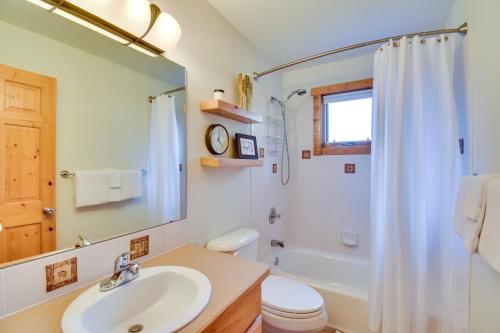 斯廷博特斯普林斯Family-Friendly Steamboat Springs Home with Hot Tub!的一间带水槽、淋浴和卫生间的浴室