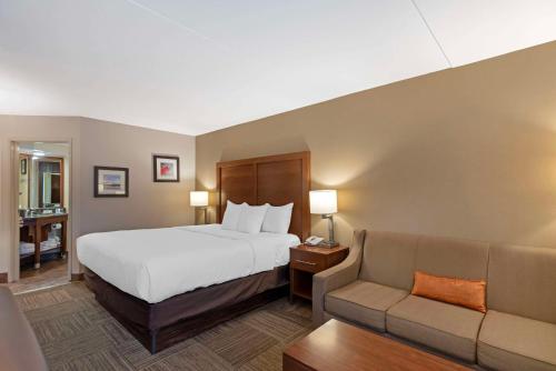 班戈班戈康福特茵酒店的酒店客房,配有床和沙发