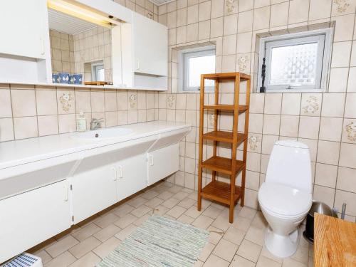 蒂霍尔姆Holiday home Thyholm IX的浴室配有白色水槽和卫生间。