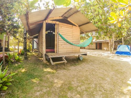帕拉蒂Camping Atobá Praia do Sono的一个带吊床和帐篷的棚子