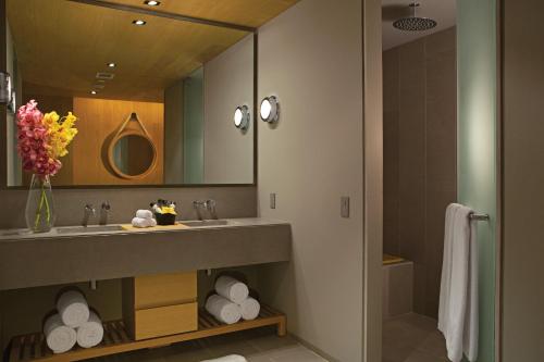 卡波圣卢卡斯Breathless Cabo San Lucas - Adults Only的一间带水槽和镜子的浴室
