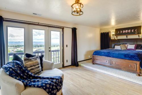 弗纳尔Airy Vernal Vacation Rental Deck, Mountain Views!的卧室配有床、椅子和窗户。