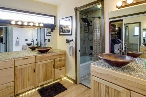 弗纳尔Airy Vernal Vacation Rental Deck, Mountain Views!的一间带两个盥洗盆和淋浴的浴室