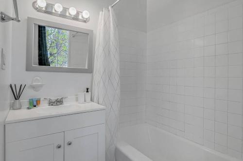 哈里斯堡HBG 1BR: Modern Vintage Gem的白色的浴室设有白色浴缸和水槽。