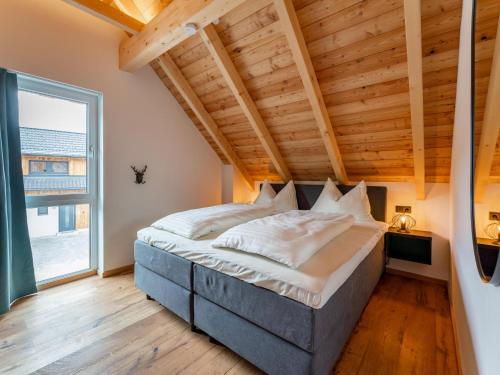 穆劳附近圣洛伦岑Bergzicht 2B的一间卧室设有一张带木制天花板的大床