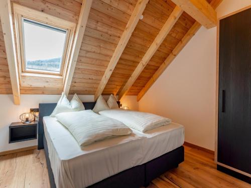 穆劳附近圣洛伦岑Bergzicht的一张位于带木制天花板的客房内的大床