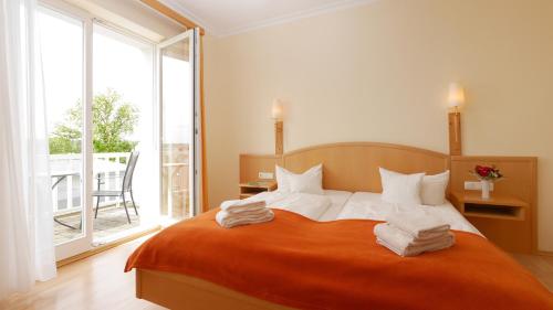 黑灵斯多夫维塔加尼艺术酒店的一间卧室配有一张大床和毛巾