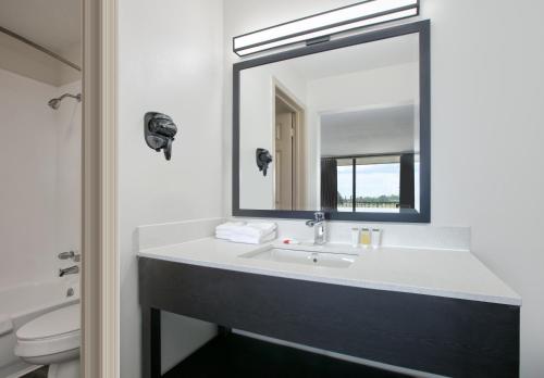 迪亚蒙德黑德Ramada by Wyndham Gulfport I-10 Diamondhead的一间带水槽和镜子的浴室
