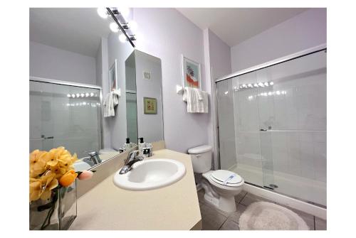 奥兰多Windsor Hills Resort - Magical Atmosphere Condo - 5 min Disney的一间带水槽、卫生间和淋浴的浴室