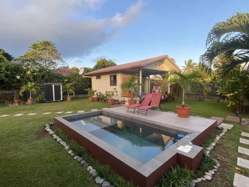 TaravaoTAHITI - Bungalow Toah Hoe的庭院中带游泳池的房子