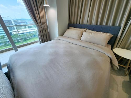 古晋Kuching Town DeSunset - Balcony with Amazing View的一间卧室设有一张大床和大窗户