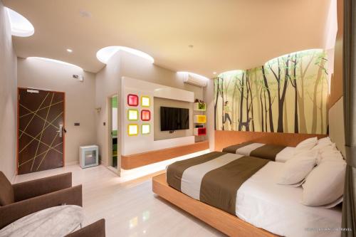 小琉球岛極の宿 eXtreme的一间带大床和电视的卧室