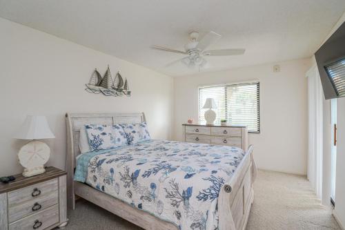 圣奥古斯丁Ocean Village Club N23的一间卧室配有一张床和吊扇