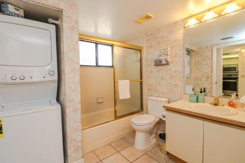 圣奥古斯丁Ocean Village Club N23的浴室配有卫生间、盥洗盆和浴缸。