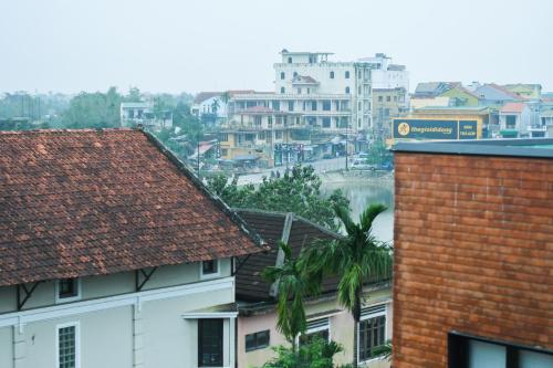 顺化AnAn Homestay Huế的享有拥有建筑和河流的城市美景
