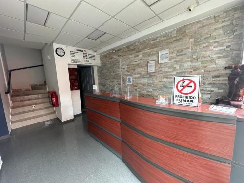 伊基克hotel V I D的墙上有禁止吸烟标志的等候室