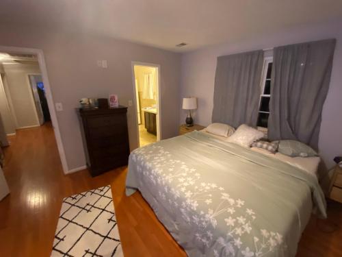 弗吉尼亚海滩MedcapCt的一间卧室设有一张大床和一个窗户。