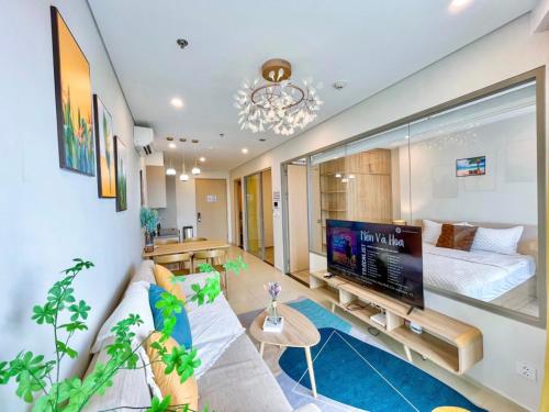 头顿The Song Vũng Tàu - Luxury House的带沙发和电视的客厅