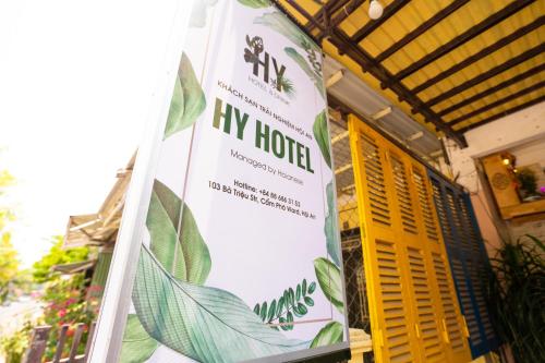 会安HY Local Budget Hotel by Hoianese - 5 mins walk to Hoi An Ancient Town的建筑前的酒店标志