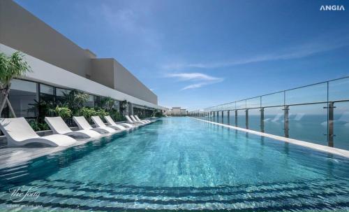 头顿The Song Vũng Tàu - Luxury House的建筑物一侧的游泳池