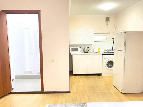 阿拉木图Town House, metro Raiymbek的厨房配有白色冰箱和微波炉