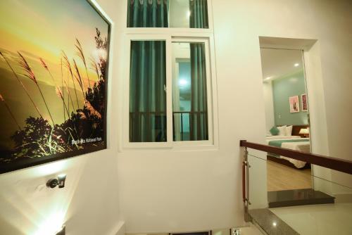顺化AnAn Homestay Huế的一间设有楼梯的客房,墙上挂着照片