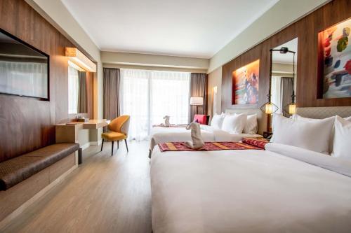 长滩岛Mandarin Bay Resort and Spa的酒店客房,设有两张床和一张沙发