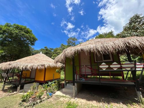象岛Hippy Hut Koh Chang的茅草屋顶的小房子