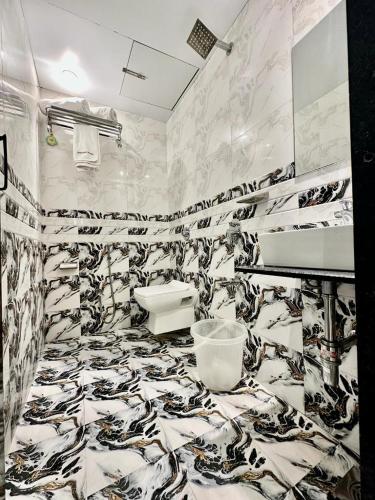孟买HOTEL BKC PRIME - NEAR US CONSULATE的浴室设有黑色和白色图案的墙壁