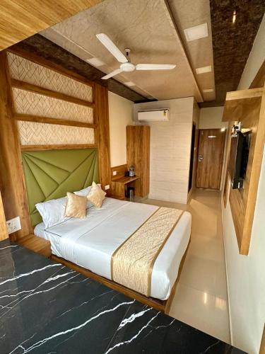 孟买HOTEL BKC PRIME - NEAR US CONSULATE的一间卧室,卧室内配有一张大床