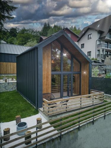 锡纳亚Norway Cabins的一个小房子,设有甲板和大窗户