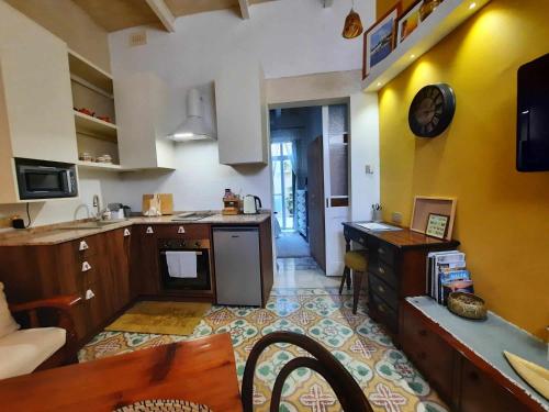 MqabbaBizzilla Lodging Suite的厨房设有黄色的墙壁和台面