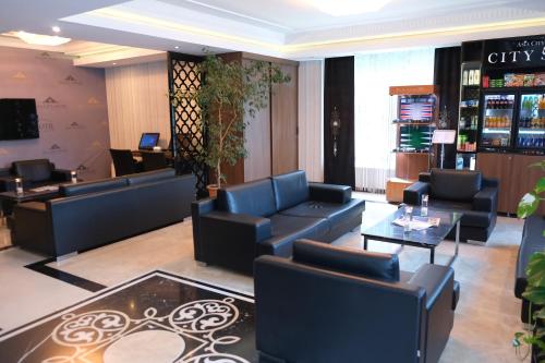伊斯坦布尔亚洲城市酒店伊斯坦布尔的一间客厅里配有沙发和桌子的等候室