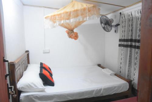 阿努拉德普勒Meera Homestay的一间卧室配有两张床和一把伞