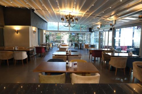 伊斯坦布尔亚洲城市酒店伊斯坦布尔的用餐室设有桌椅和窗户。