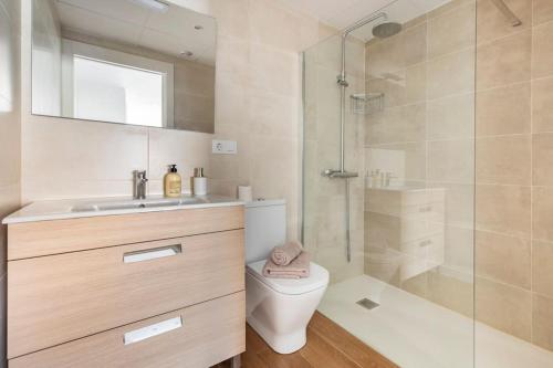 奥利瓦Orilla del mar的带淋浴、卫生间和盥洗盆的浴室