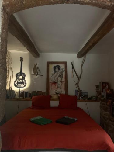 昂迪兹Le monde de Théodore的一间在房间内配有红色床的卧室