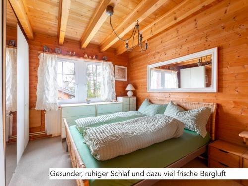 维尔德豪斯Chalet Müsli的小木屋内一间卧室,配有一张床