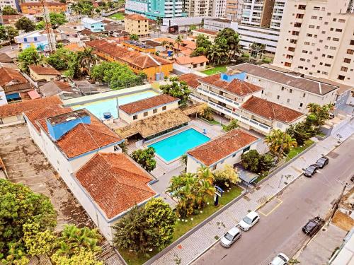 大普拉亚Quintal do forte的享有城市的空中景致,设有房屋和游泳池