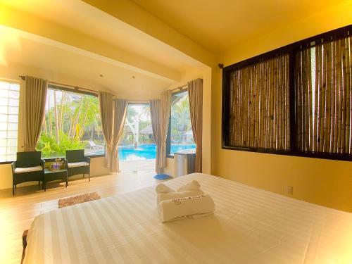 美奈Jaguar House Resort Muine的一间卧室设有一张床和一个大窗户