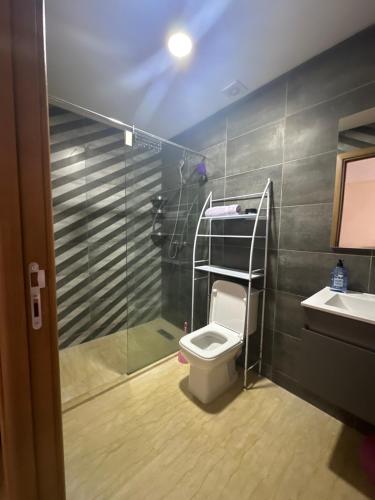 穆罕默迪耶App à côté du parc et corniche的浴室配有卫生间、淋浴和盥洗盆。
