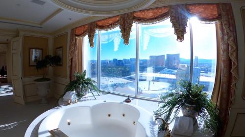 拉斯维加斯Westgate的带浴缸的大窗户